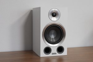 Wired vs. Wireless Bookshelf Speakers: Which is Right for You